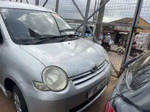 Toyota Sienta 2009 Silver