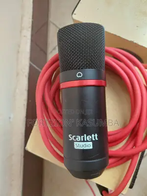 Studio Equipment Bundle (Scarlett Solo + Speakers)