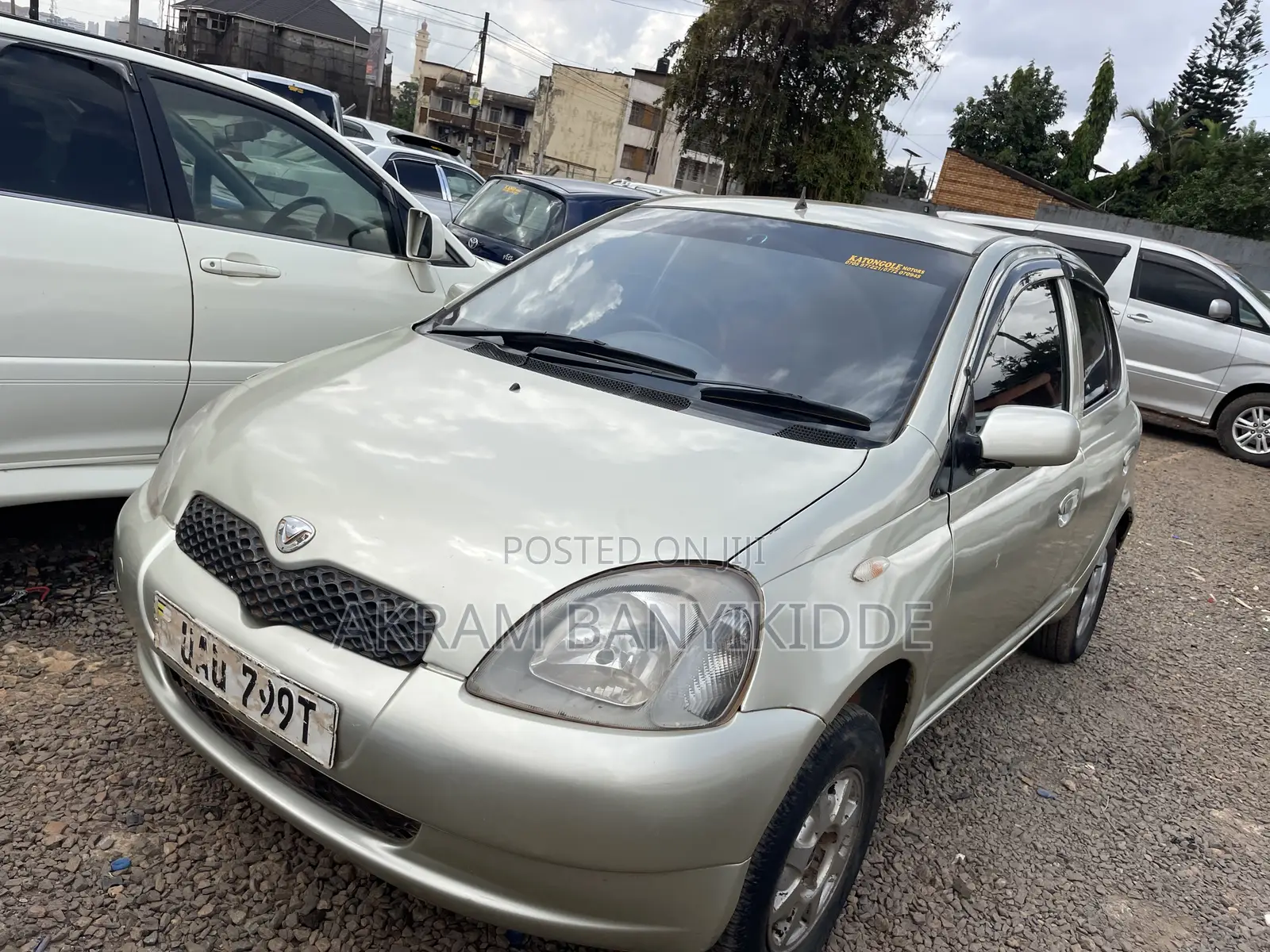 Toyota Vitz 2000 Gold