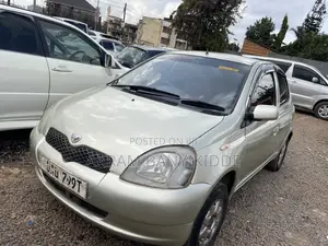 Toyota Vitz 2000 Gold