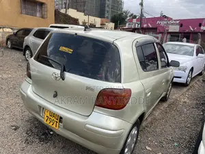 Toyota Vitz 2000 Gold