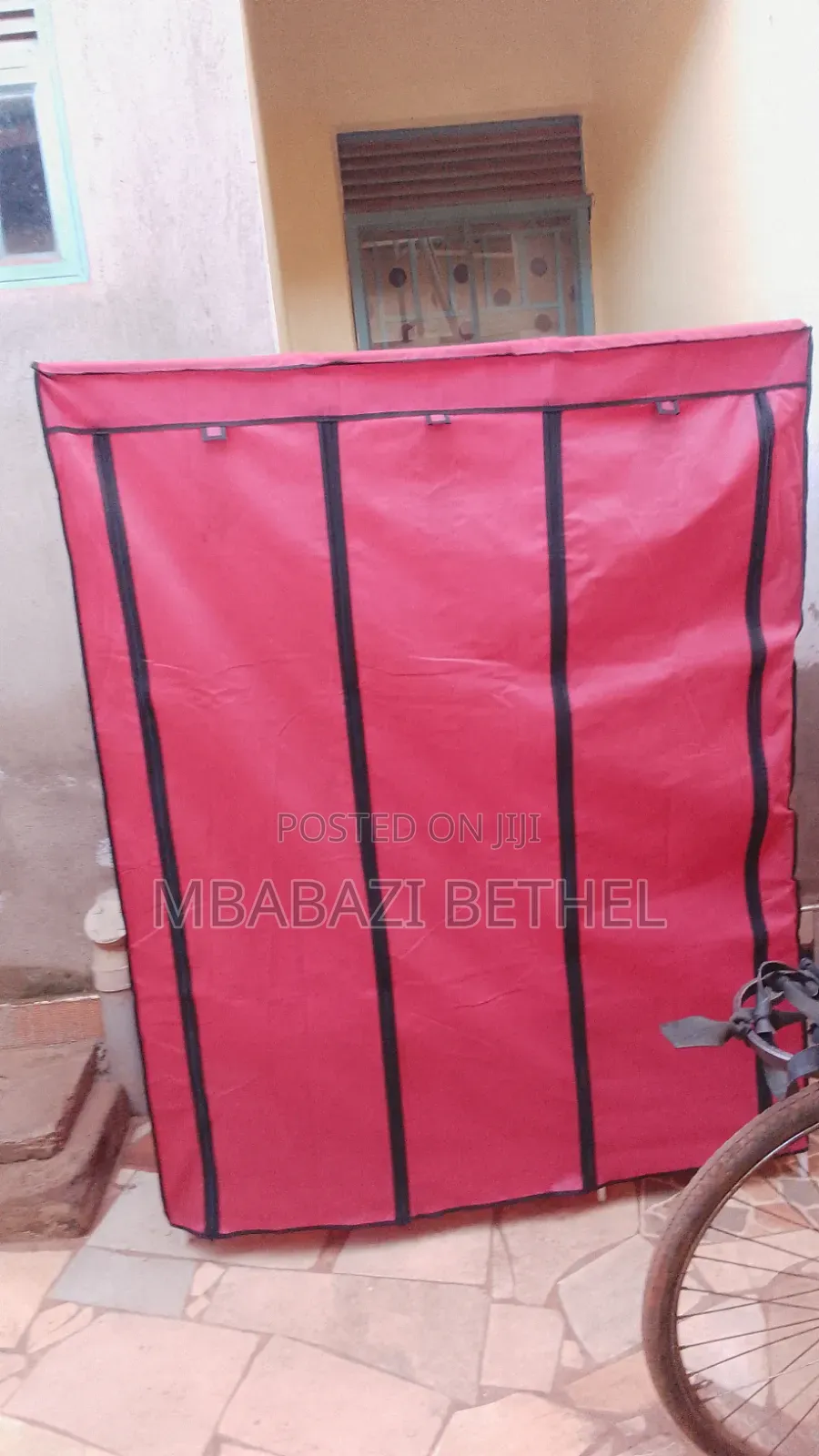 Used Closset Available in Different Colors for Sale