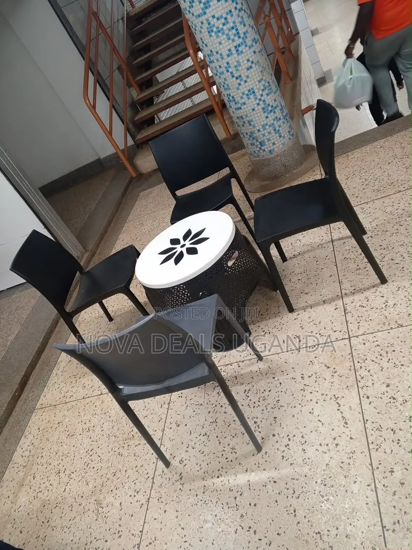 Stylish Restaurant Garden Bar Chair and Round Table Set