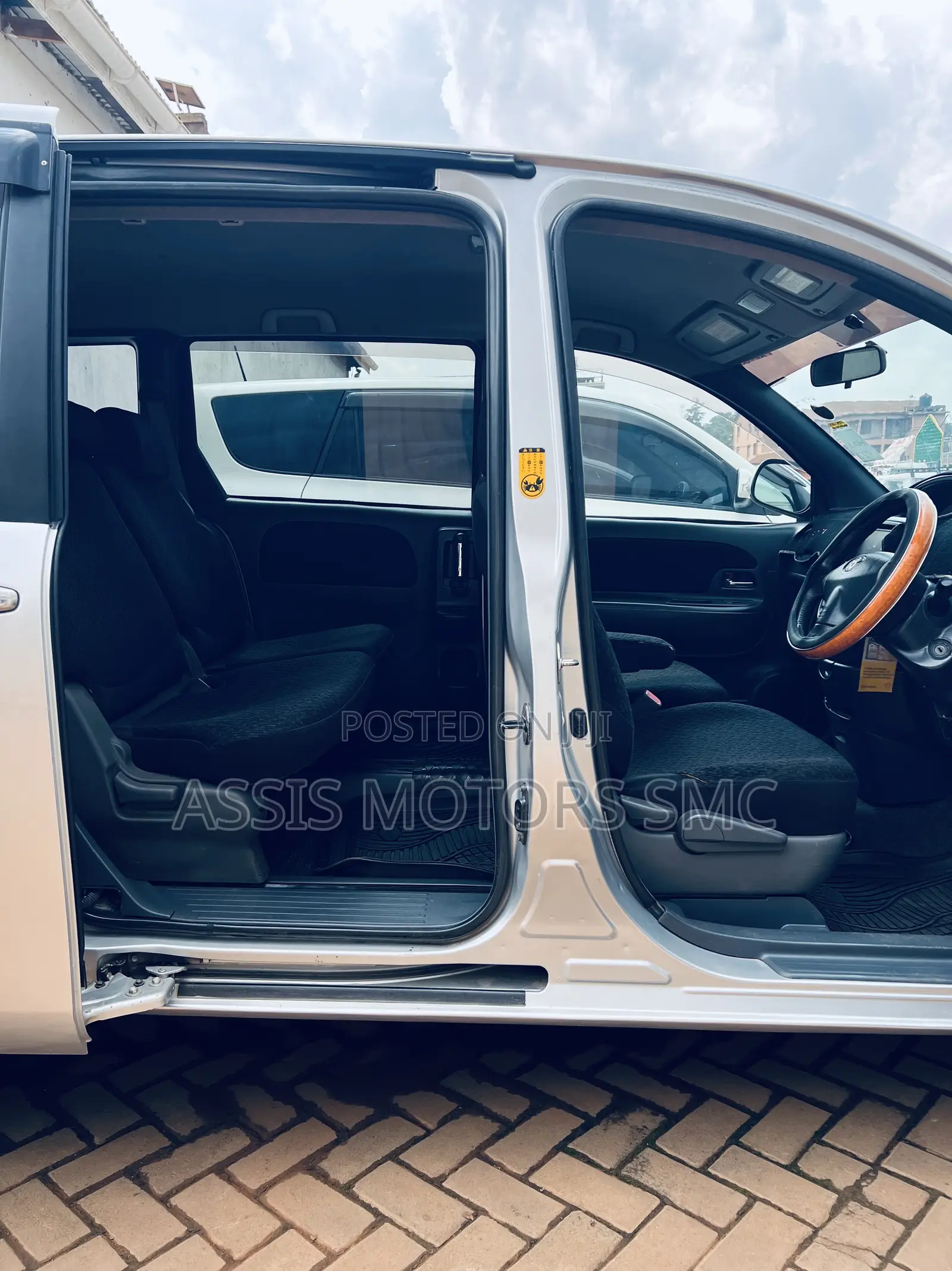Toyota Sienta 2012 Silver