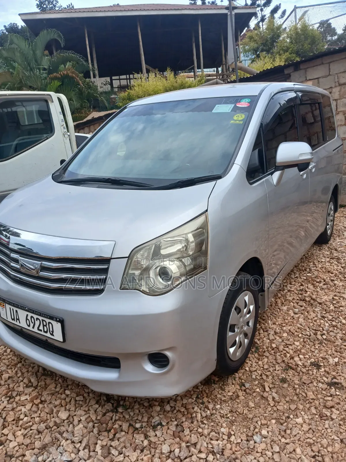 Toyota Noah 2018 Silver