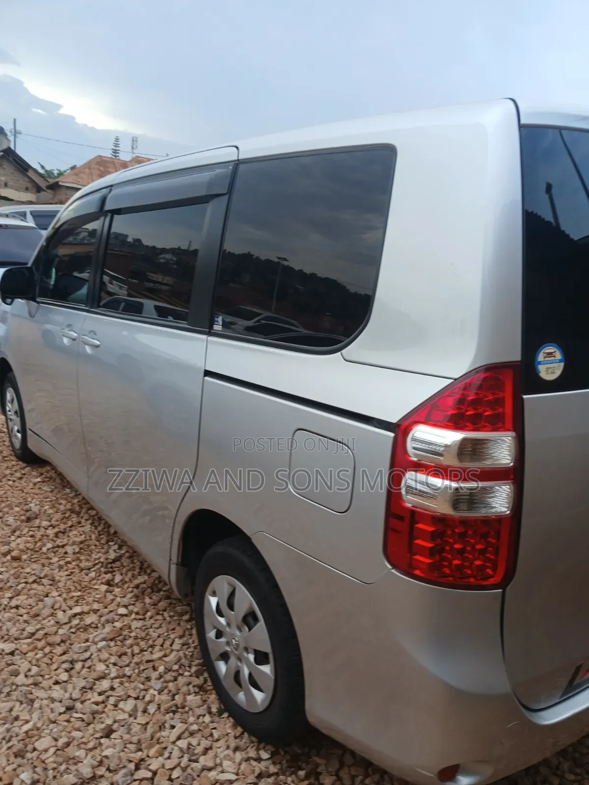 Toyota Noah 2018 Silver