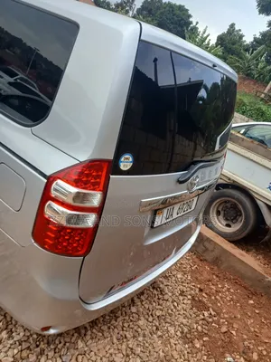 Toyota Noah 2018 Silver