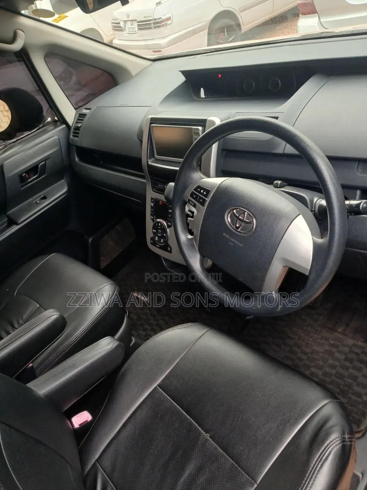 Toyota Noah 2018 Silver