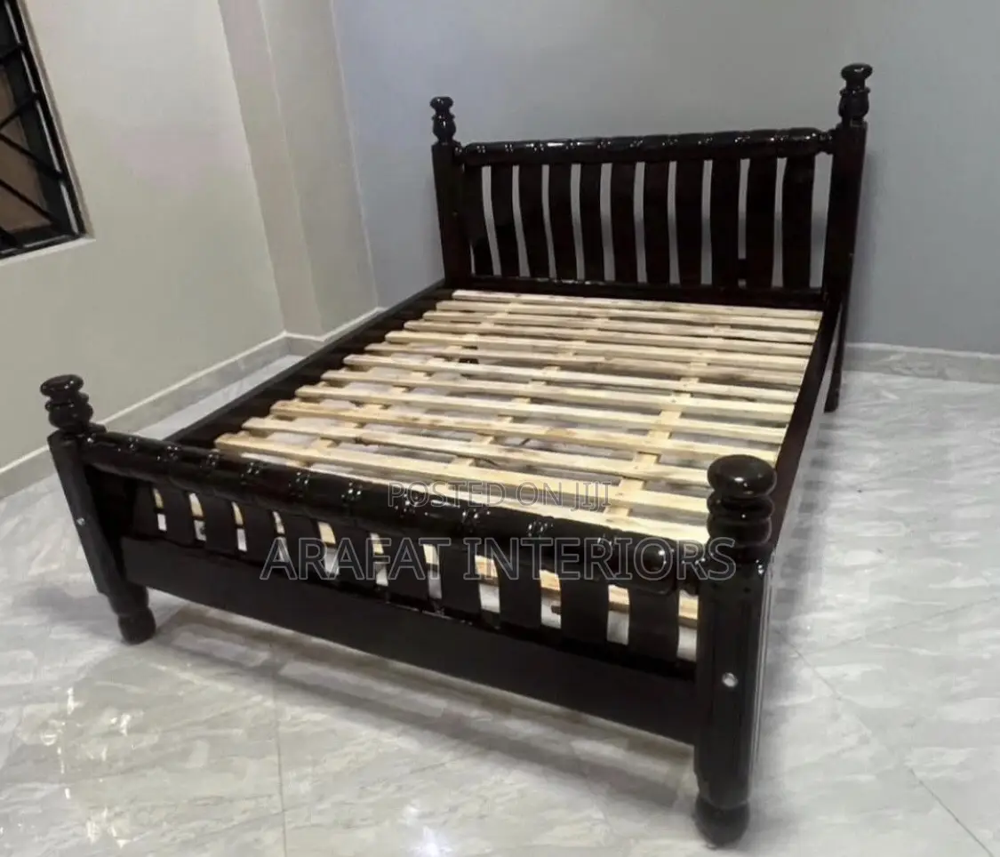 Dark Wood Beauty Turned Post Bed Design