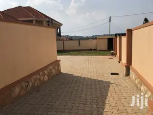 Kira High Class House For Sell In Tarmacked Neighborhood