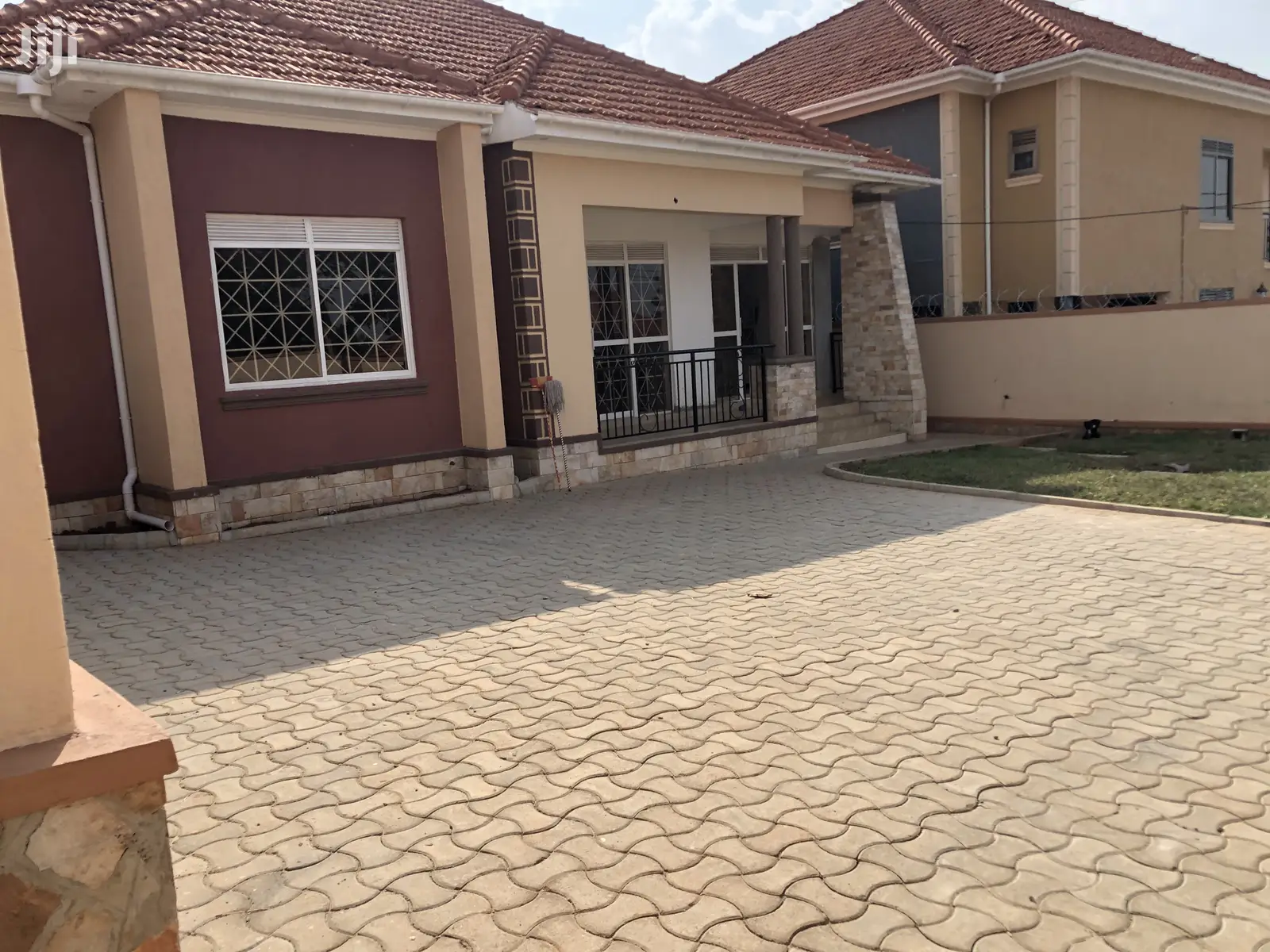 Kira High Class House For Sell In Tarmacked Neighborhood