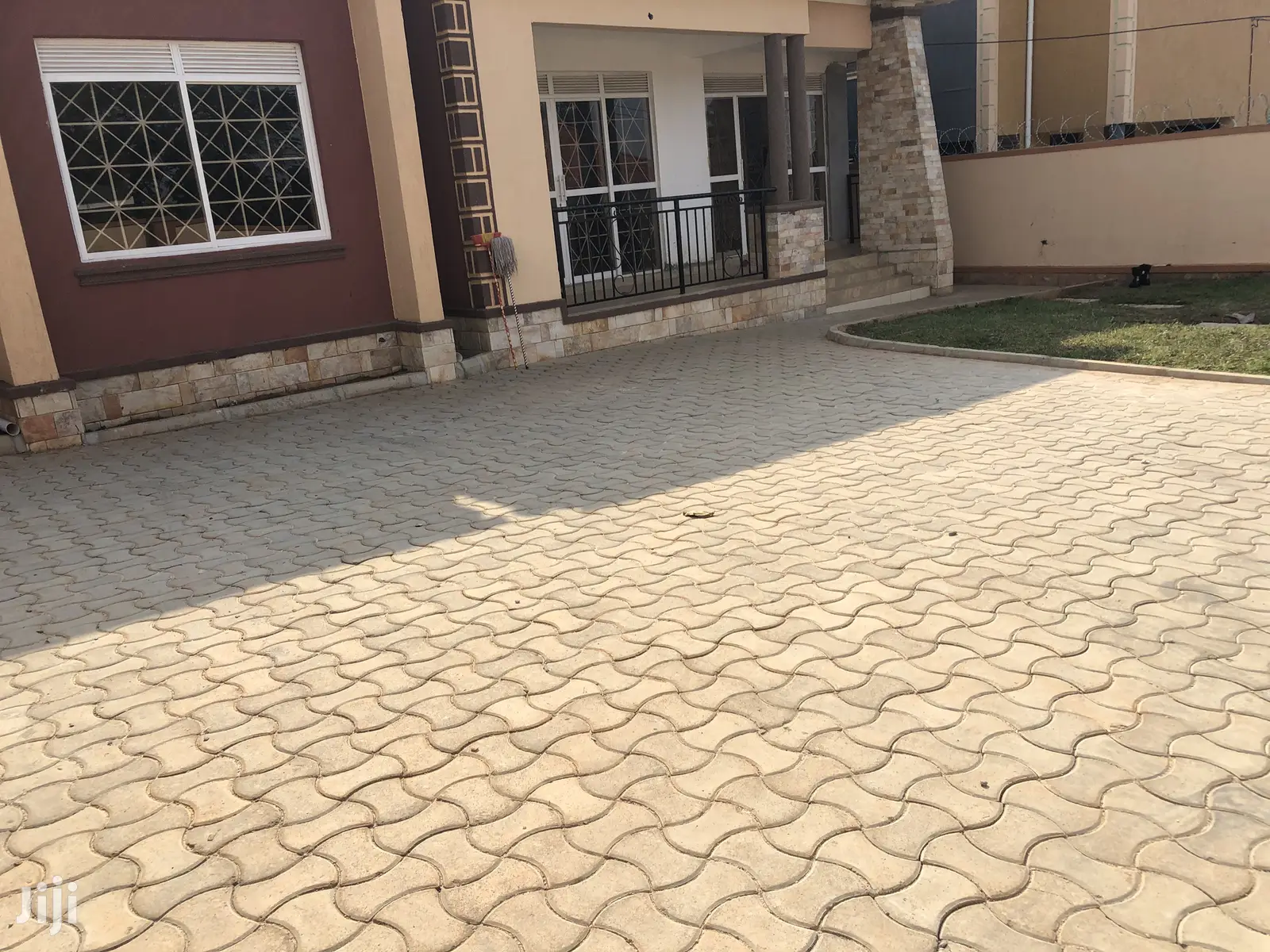 Kira High Class House For Sell In Tarmacked Neighborhood
