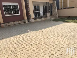 Kira High Class House For Sell In Tarmacked Neighborhood