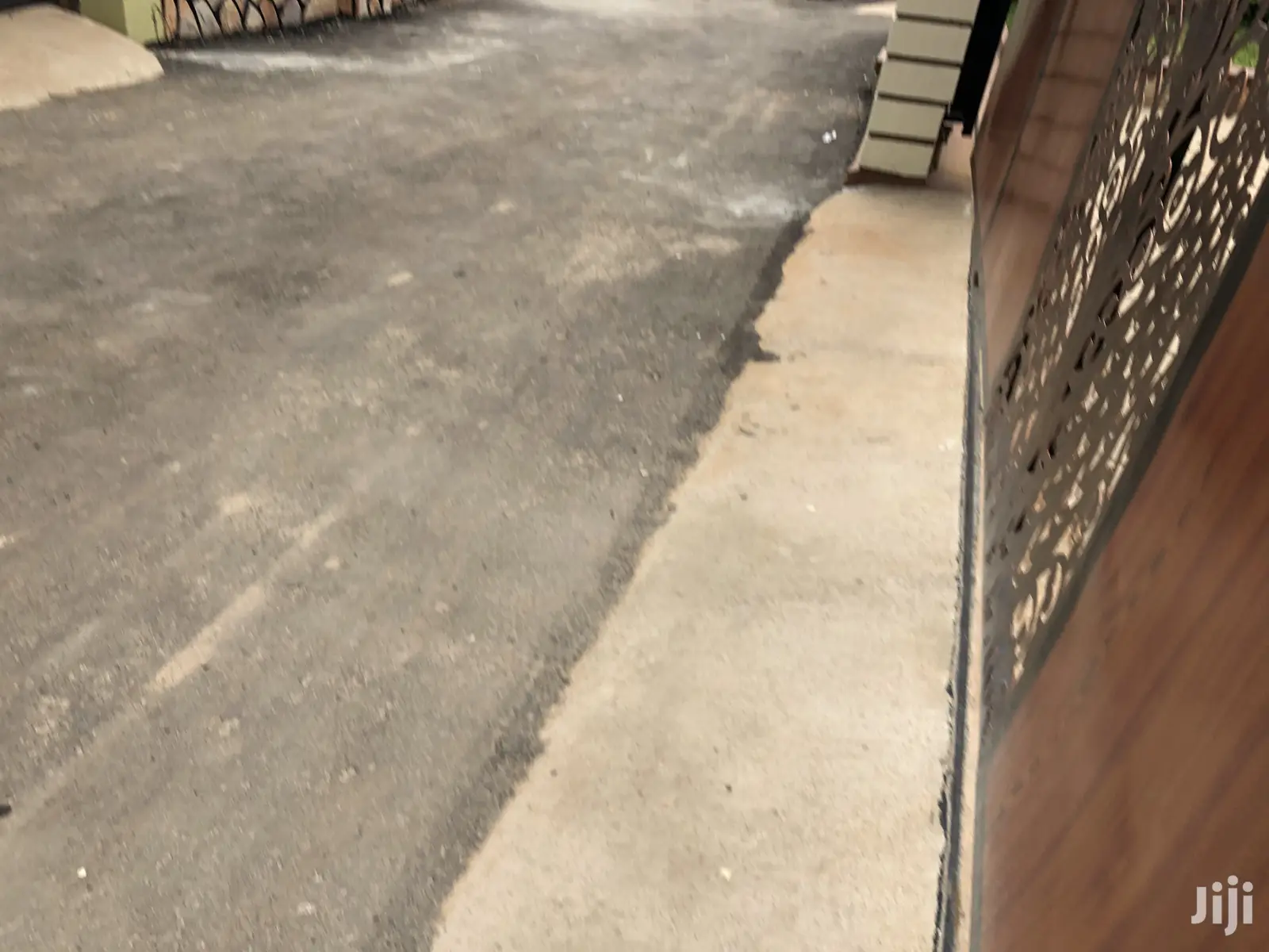Kira High Class House For Sell In Tarmacked Neighborhood