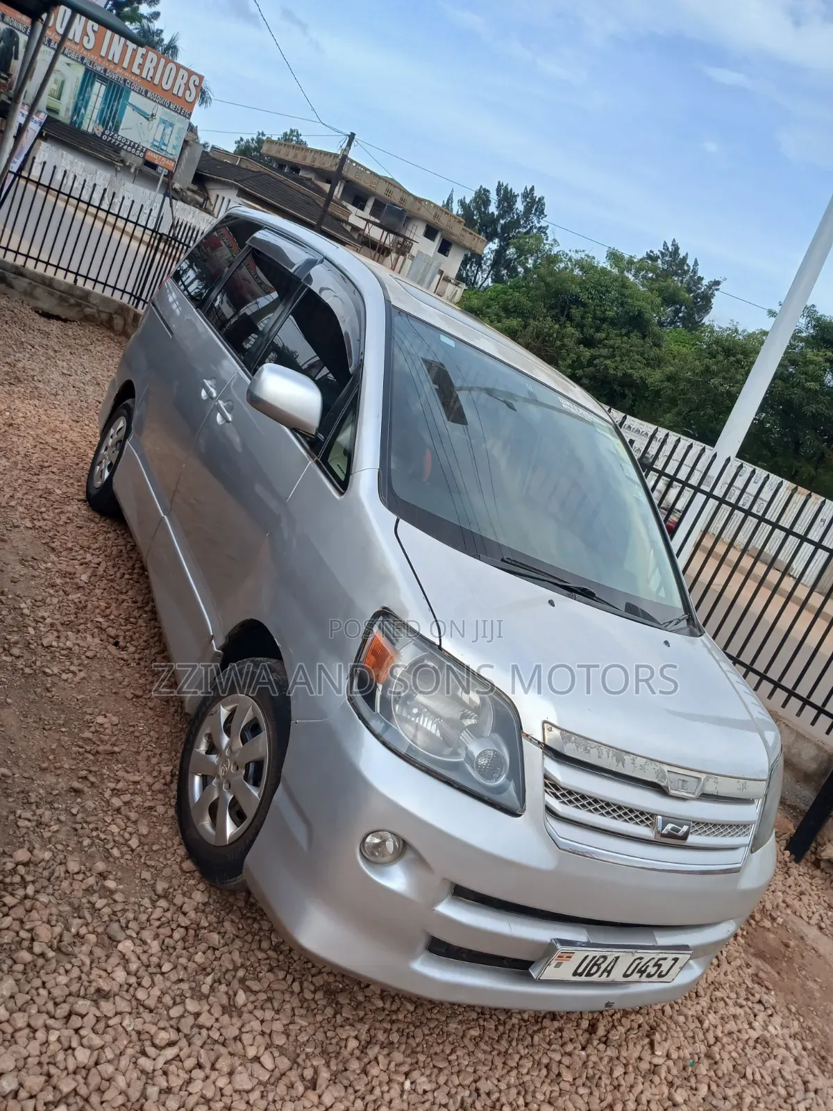 Toyota Noah 2004 Silver