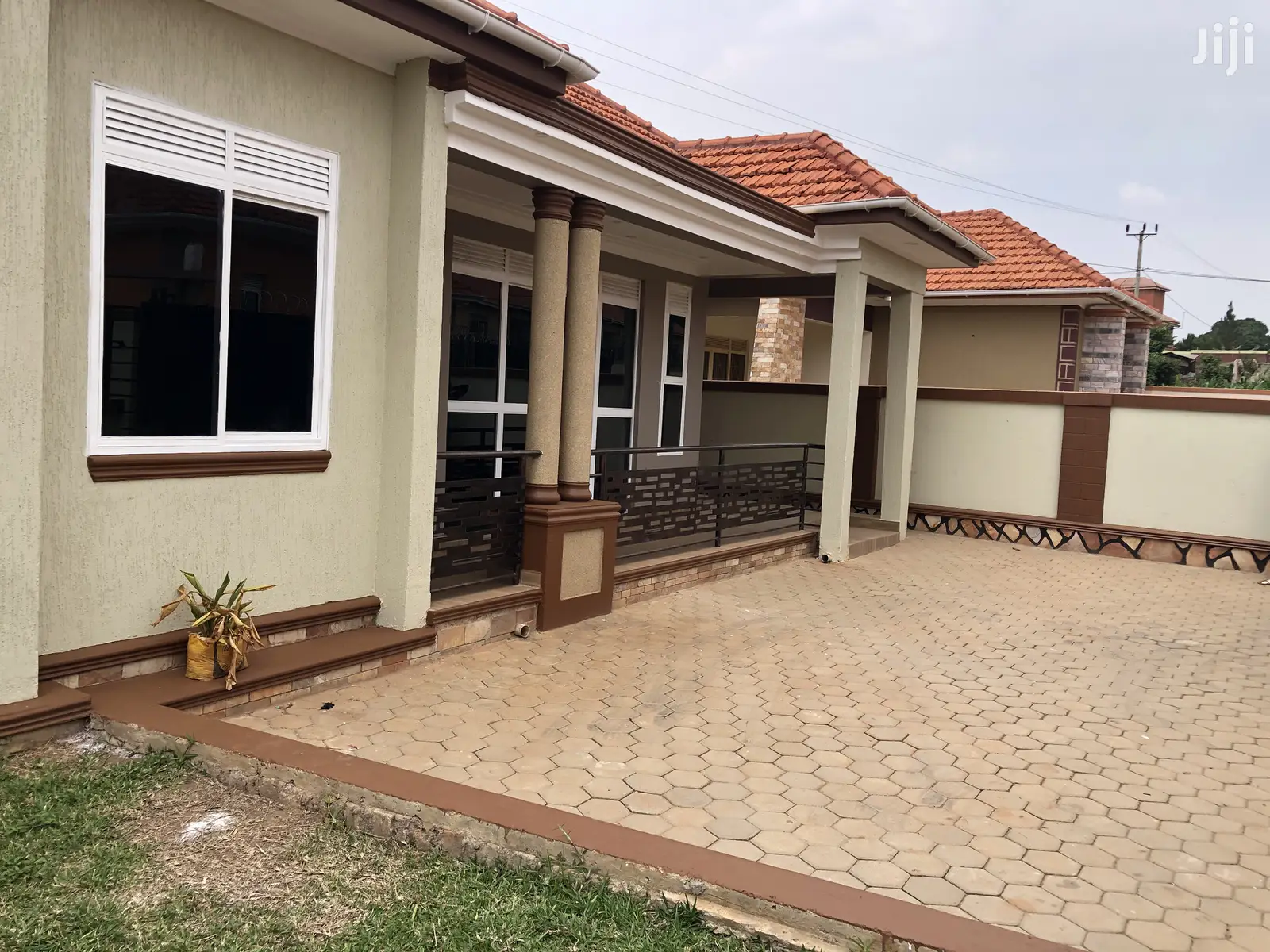 Kira Mamerito Road House In Tarmacked Neighborhood
