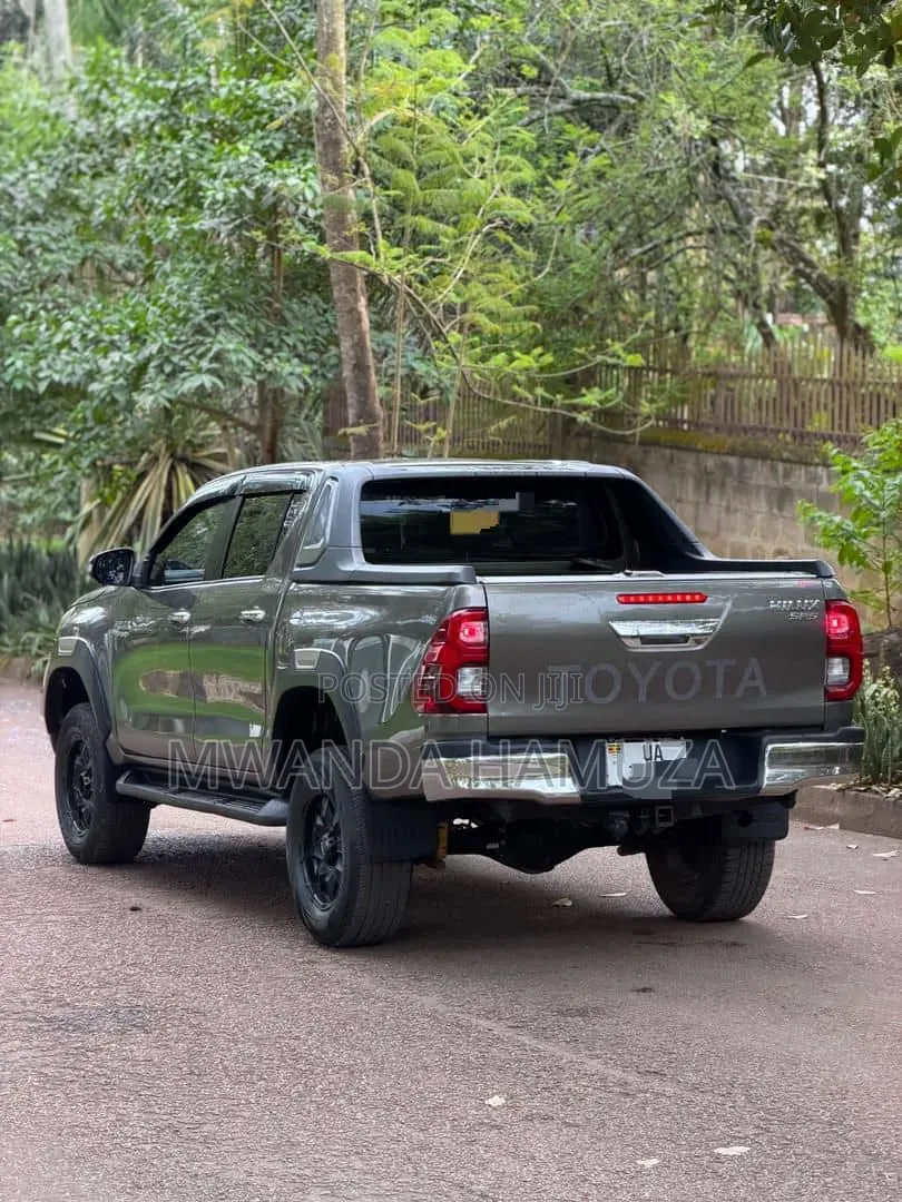 Toyota Hilux 2020 Gray