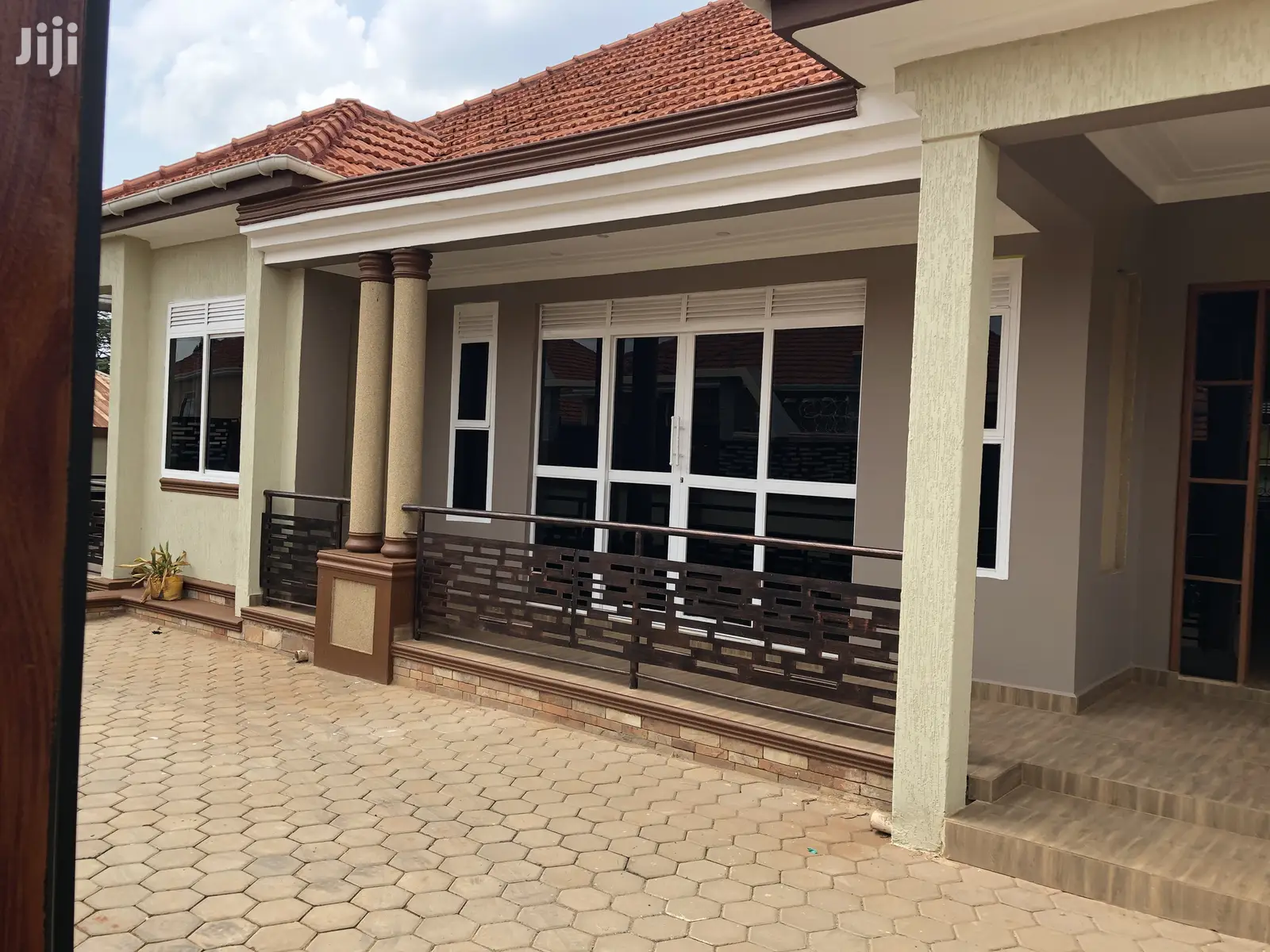 Kira Mamerito Road House In Tarmacked Neighborhood