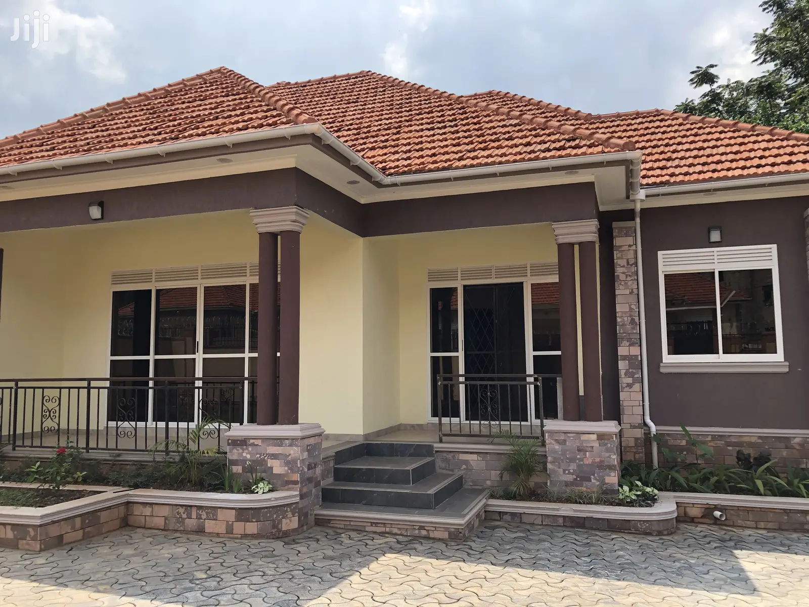 Kisaasi Hot House In Tarmacked Neighborhood For Sell