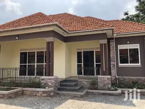 Kisaasi Hot House In Tarmacked Neighborhood For Sell