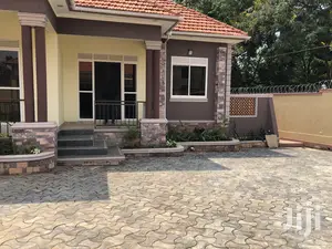 Kisaasi Hot House In Tarmacked Neighborhood For Sell