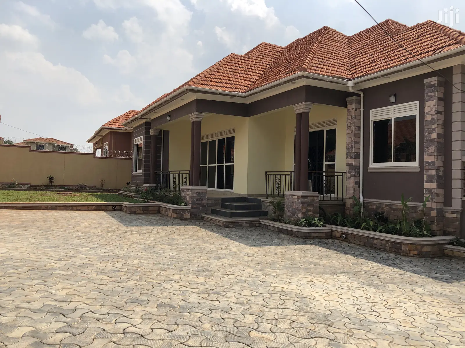 Kisaasi Hot House In Tarmacked Neighborhood For Sell