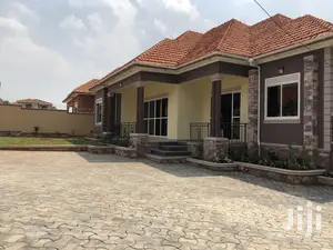 Kisaasi Hot House In Tarmacked Neighborhood For Sell