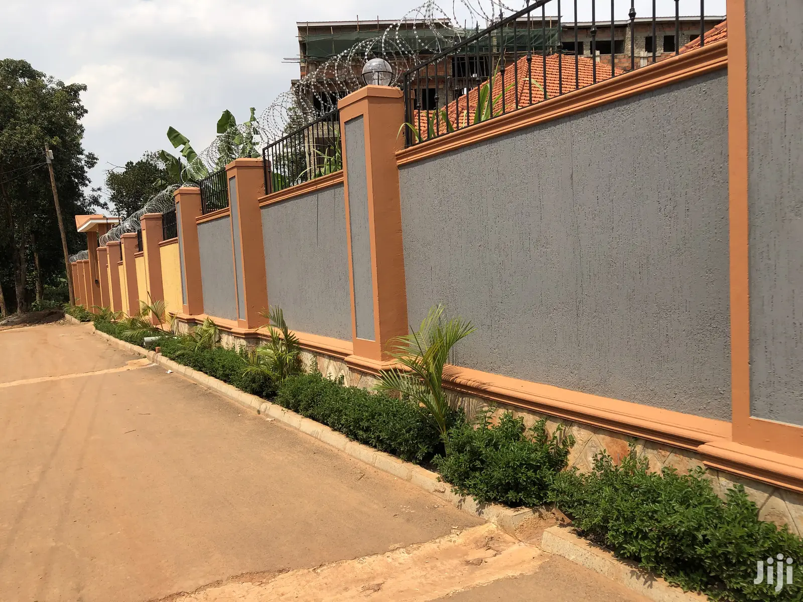 Kisaasi Hot House In Tarmacked Neighborhood For Sell