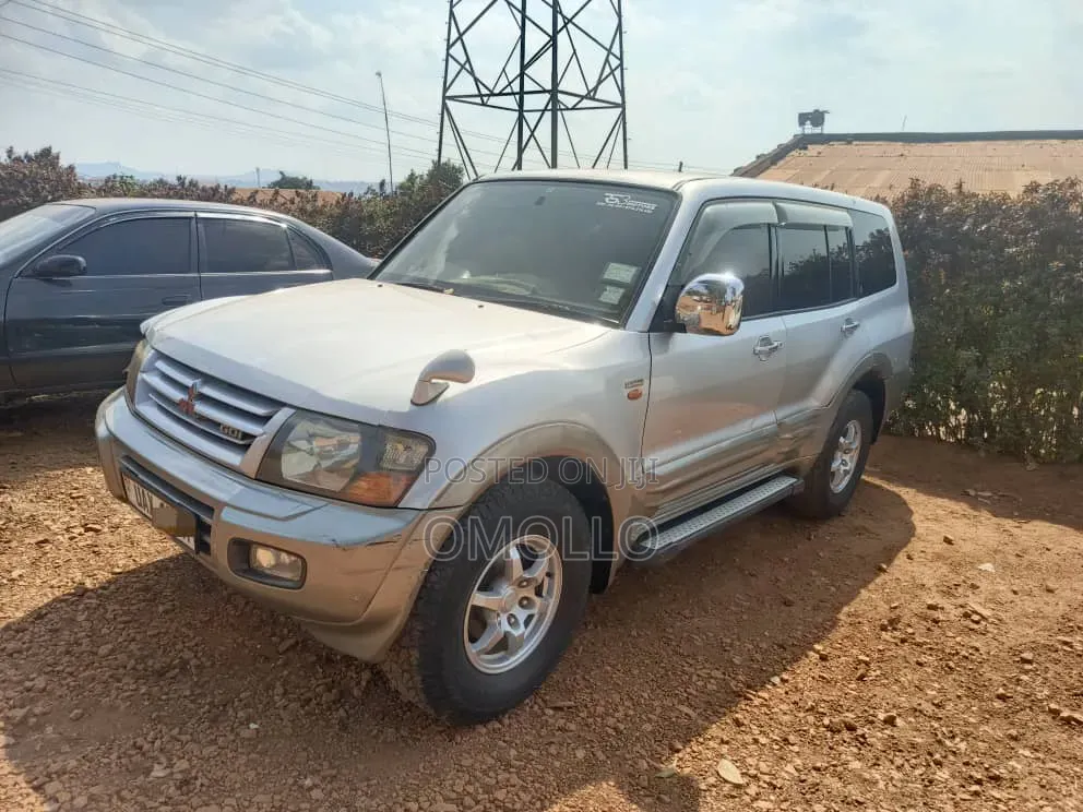 Mitsubishi Pajero 2000 Silver
