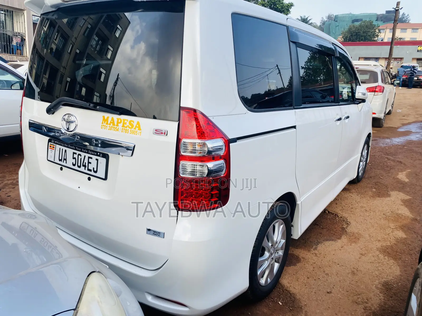 Toyota Noah 2.0 143hp AWD (8 Seater) 2012 White