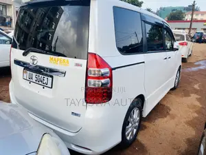 Toyota Noah 2.0 143hp AWD (8 Seater) 2012 White
