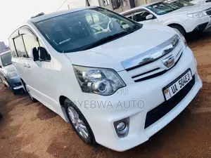 Toyota Noah 2.0 143hp AWD (8 Seater) 2012 White