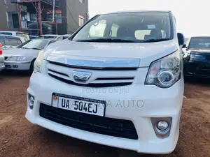 Toyota Noah 2.0 143hp AWD (8 Seater) 2012 White