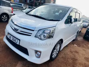 Toyota Noah 2.0 143hp AWD (8 Seater) 2012 White