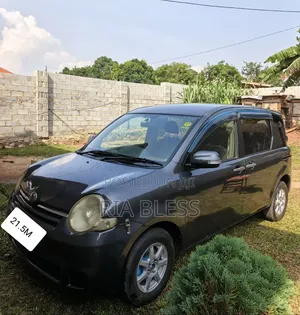 Toyota Sienta 2010 Gray