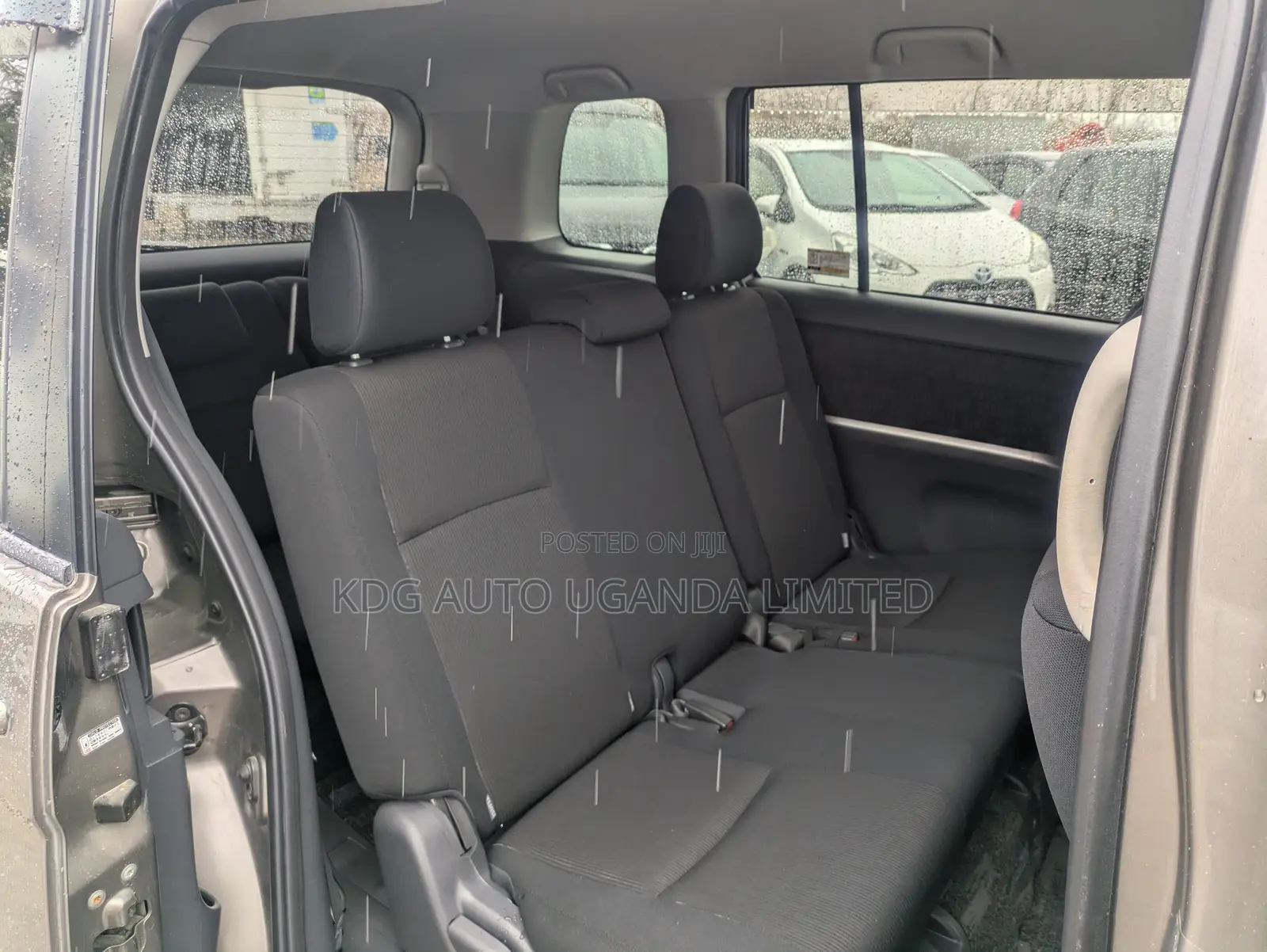 Toyota ISIS 2.0 Platana 2WD 2011 Gray