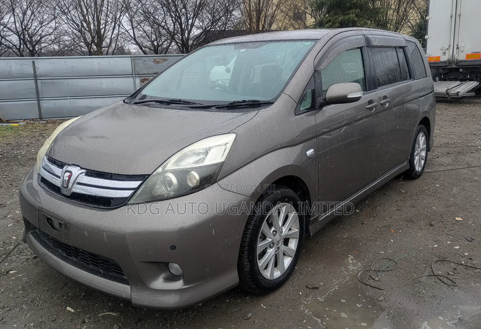 Toyota ISIS 2.0 Platana 2WD 2011 Gray
