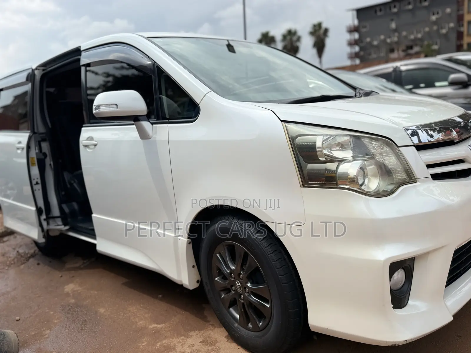 Toyota Noah 2.0 143hp AWD (8 Seater) 2010 White