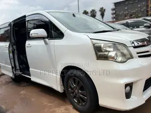 Toyota Noah 2.0 143hp AWD (8 Seater) 2010 White