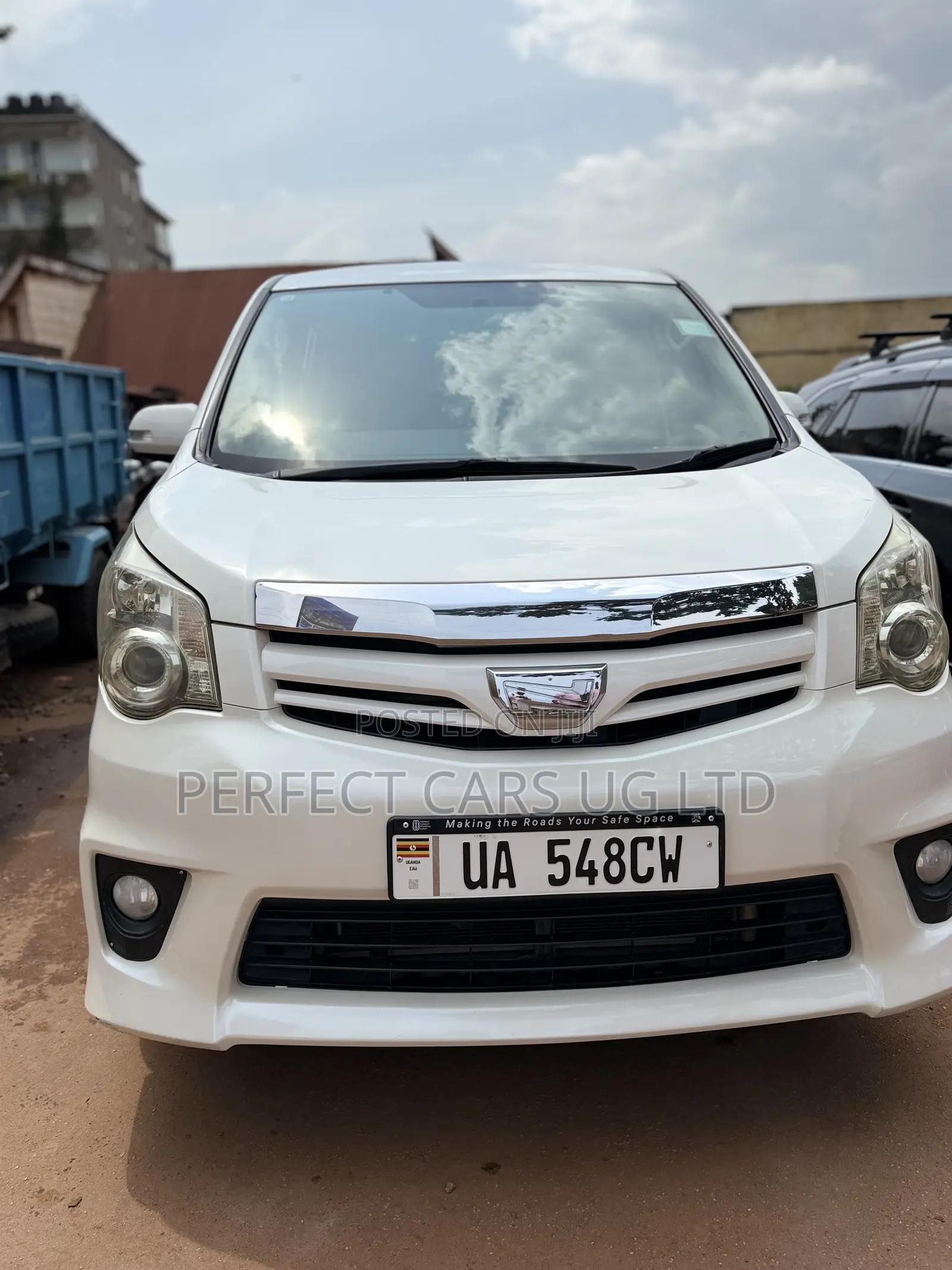 Toyota Noah 2.0 143hp AWD (8 Seater) 2010 White