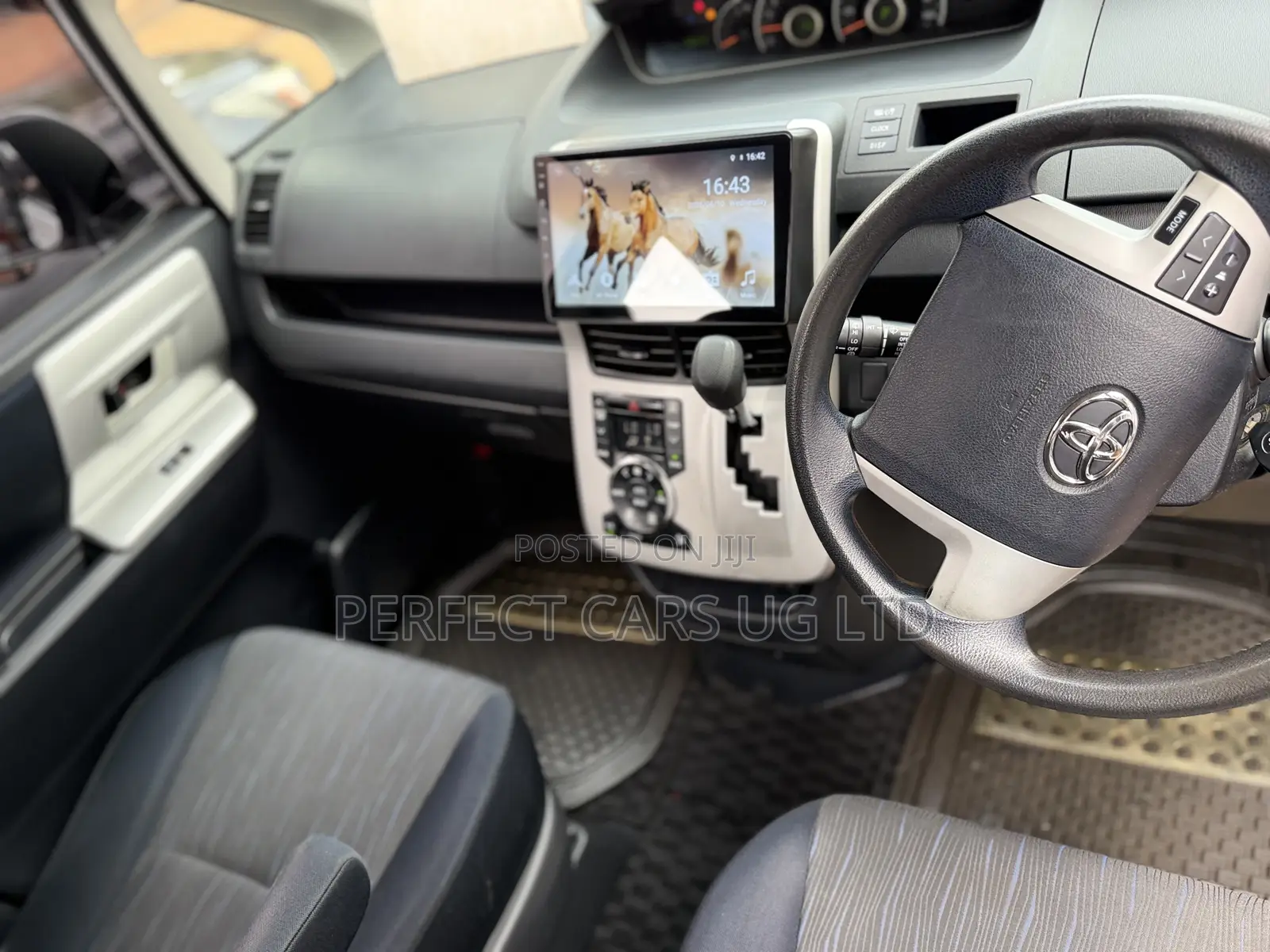 Toyota Noah 2.0 143hp AWD (8 Seater) 2010 White