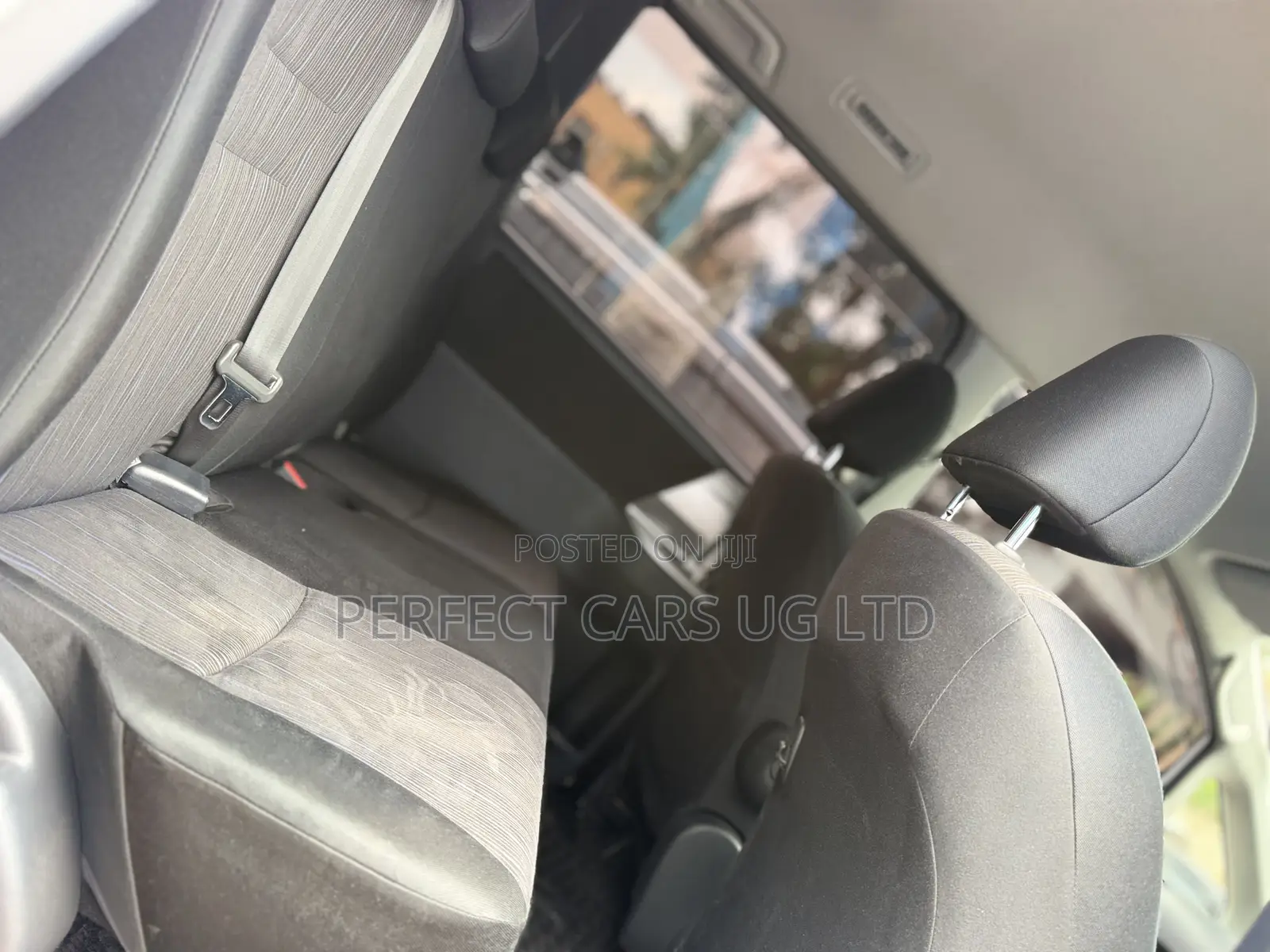 Toyota Noah 2.0 143hp AWD (8 Seater) 2010 White