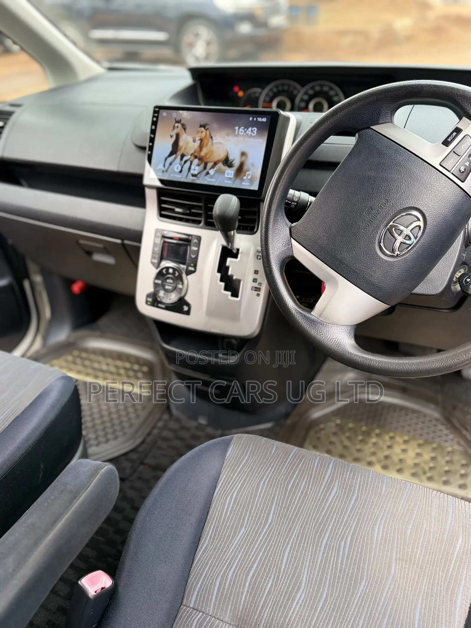 Toyota Noah 2.0 143hp AWD (8 Seater) 2010 White