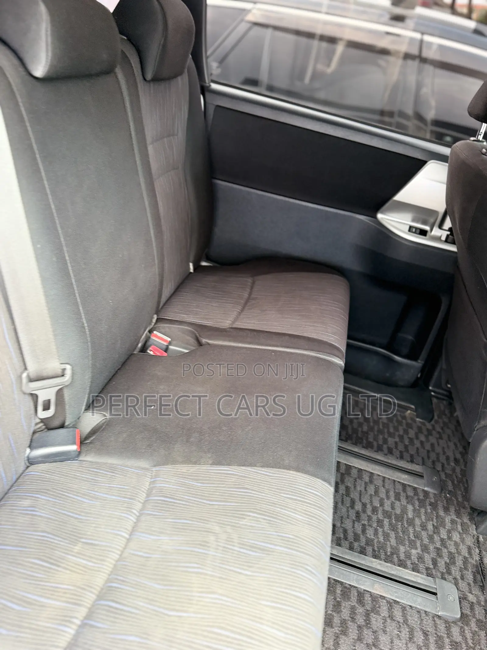 Toyota Noah 2.0 143hp AWD (8 Seater) 2010 White