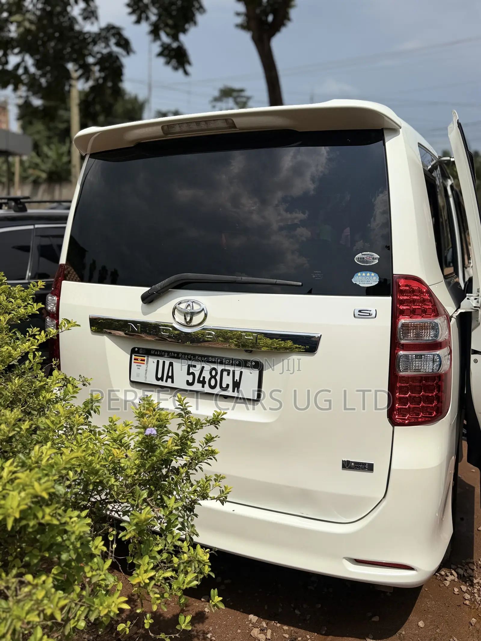 Toyota Noah 2.0 143hp AWD (8 Seater) 2010 White