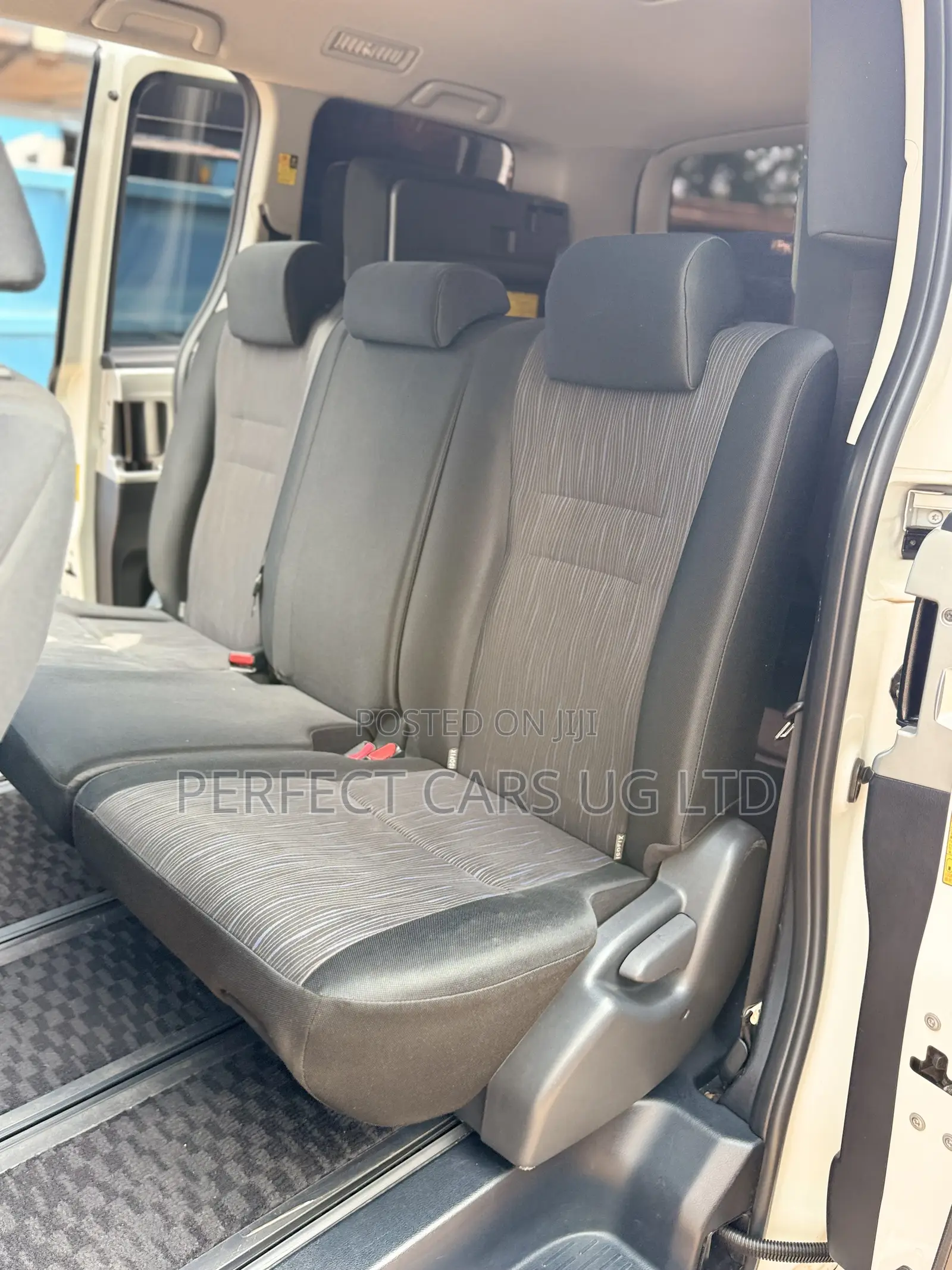 Toyota Noah 2.0 143hp AWD (8 Seater) 2010 White
