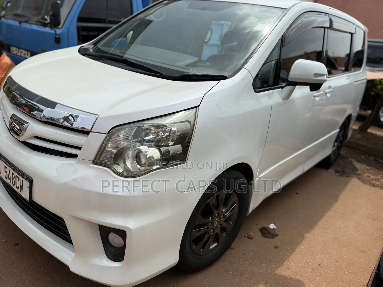 Toyota Noah 2.0 143hp AWD (8 Seater) 2010 White