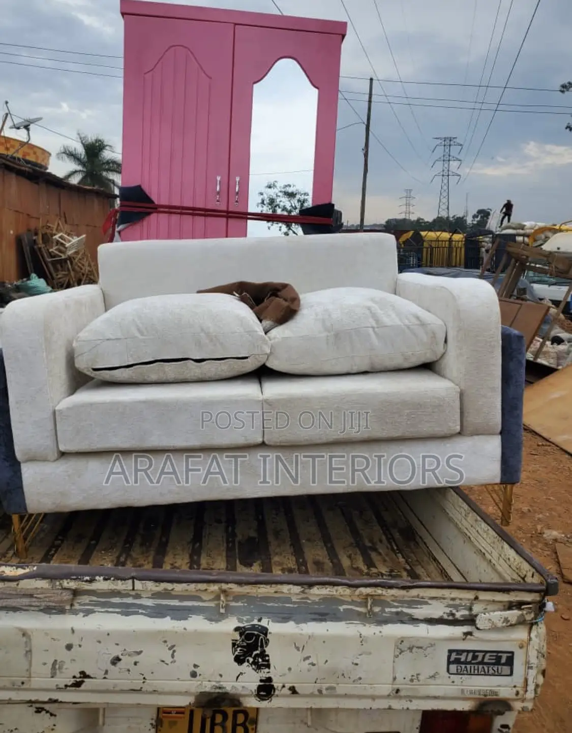 Beautiful Modern 2-Seater Loveseat 