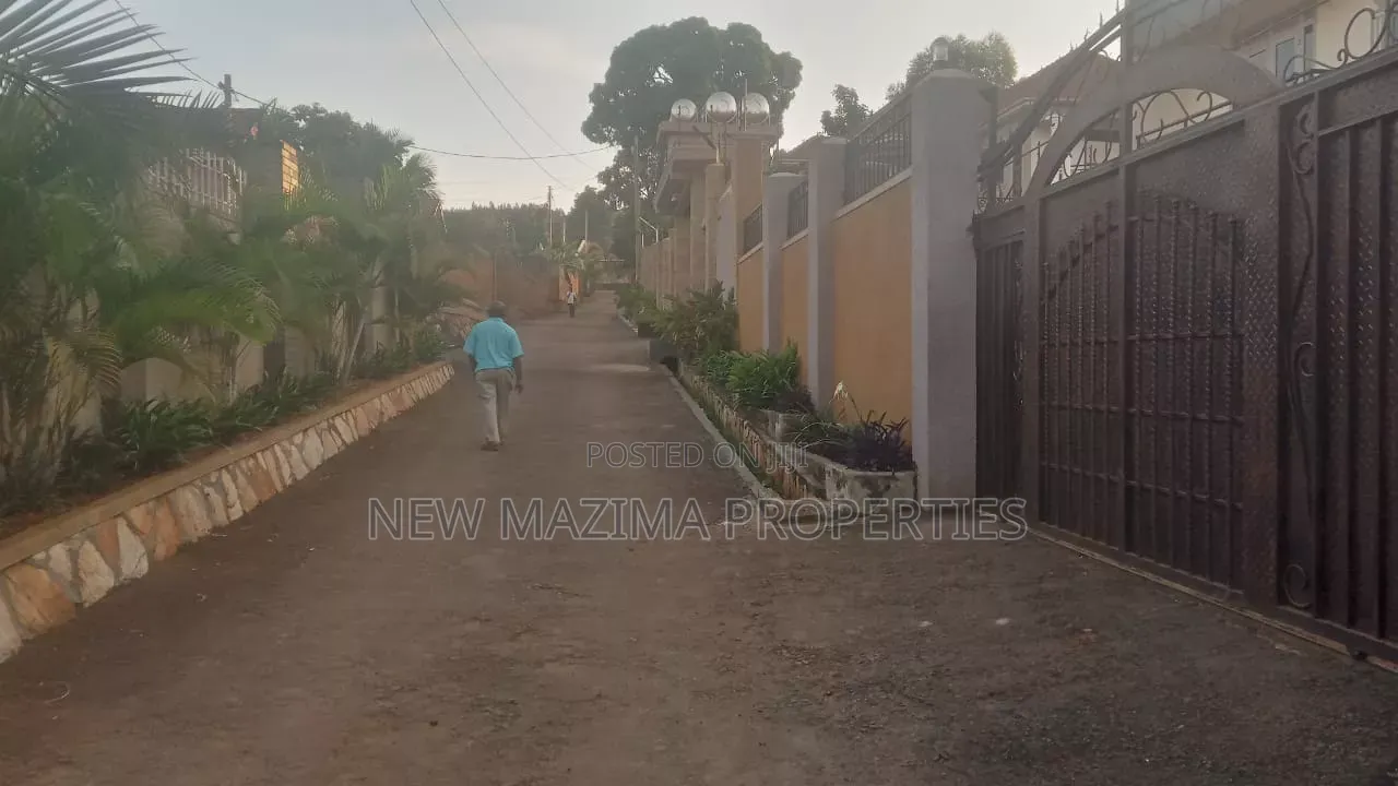 6bdrm Block of Flats in Mutundwe Heights, Central Division for sale