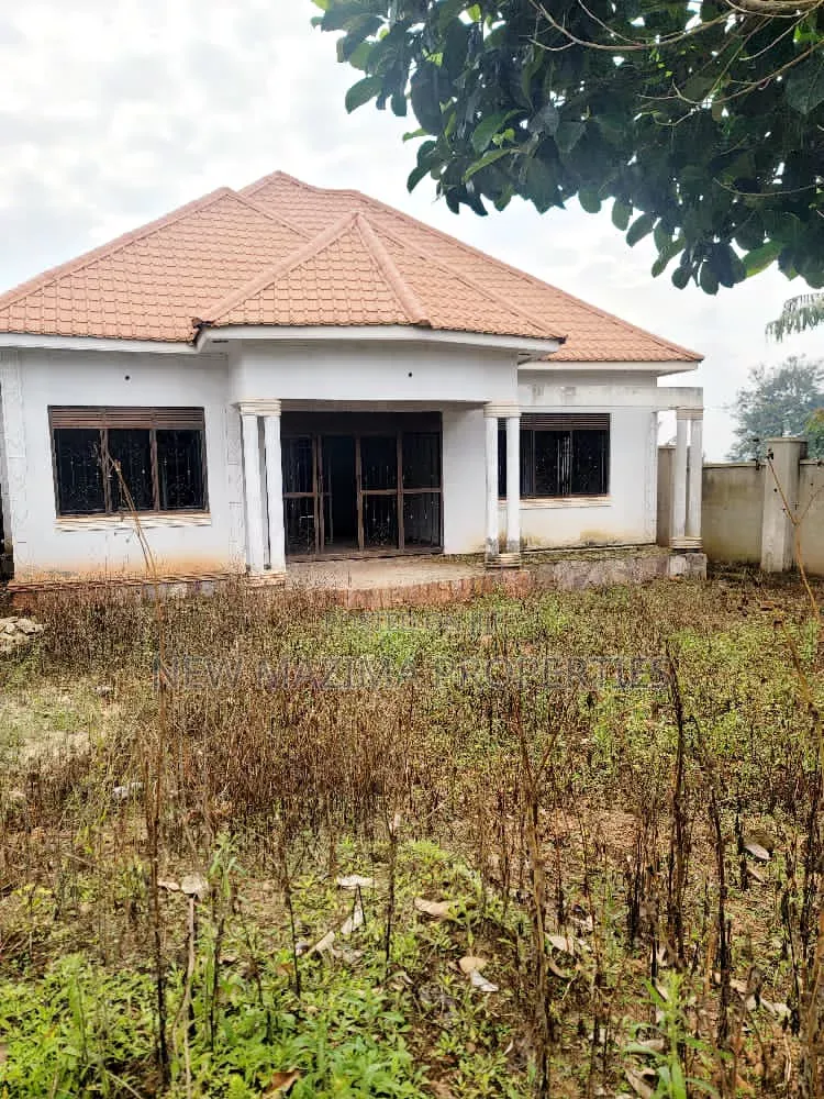 3bdrm Bungalow in Kitende Ntebe Rd, Central Division for sale